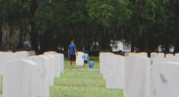 Reicher Mann erfährt, dass sein 12 jähriger Sohn täglich mit seinem armen Freund und dessen Vater den Friedhof besucht – Story des Tages